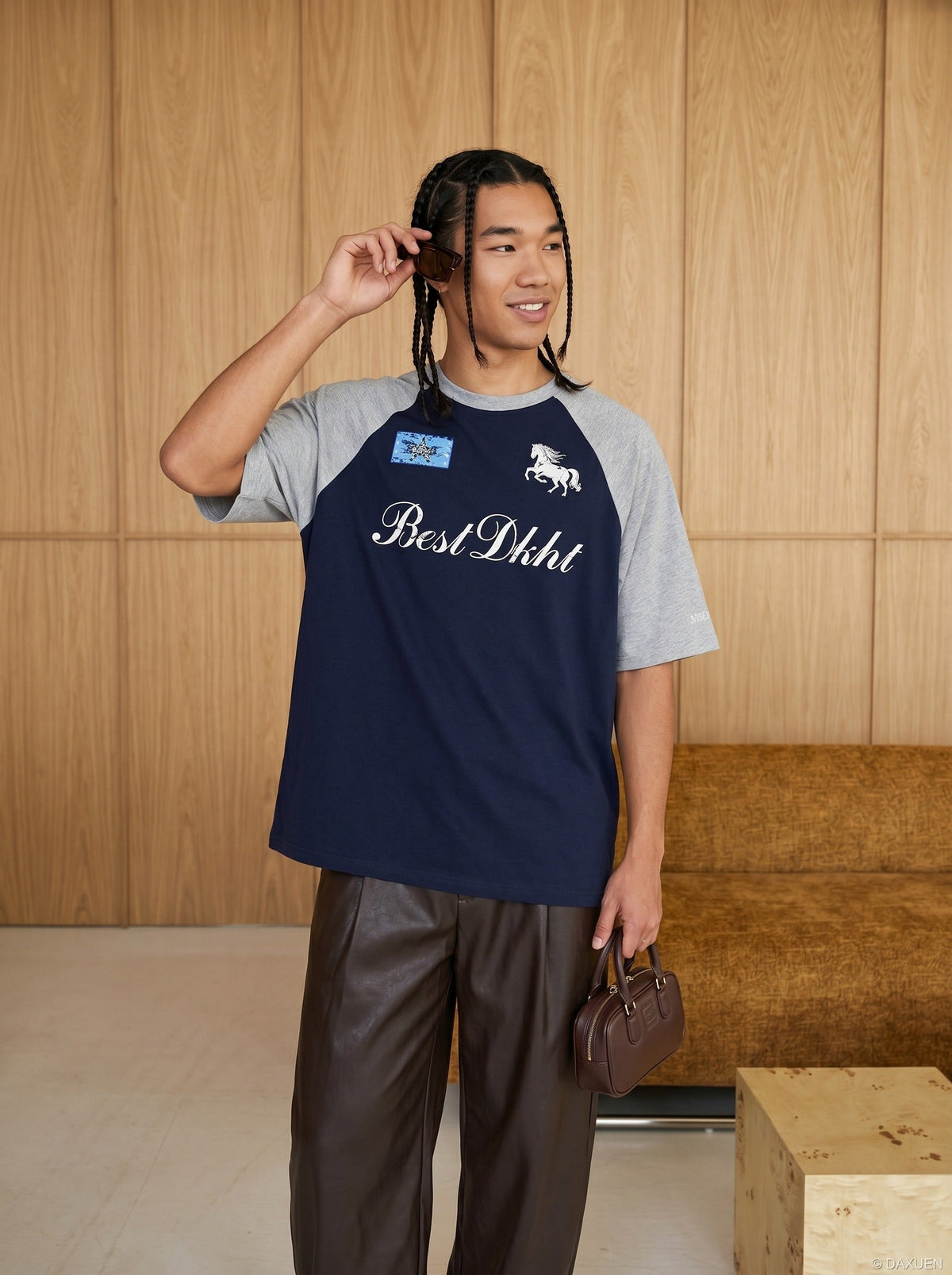 DAXUEN Two-tone raglan sleeve t-shirt with graphic prints — model photo