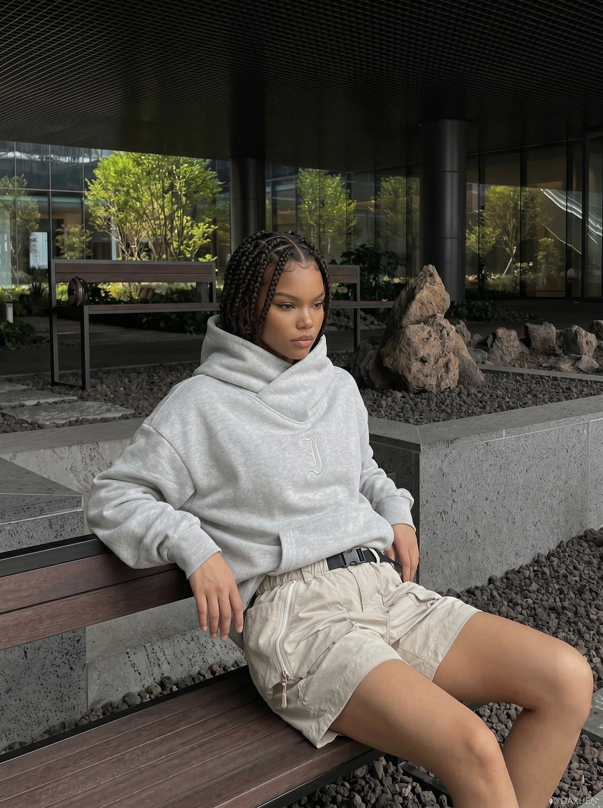 DAXUEN Loose-fitting utility shorts with pockets and belt — model photo