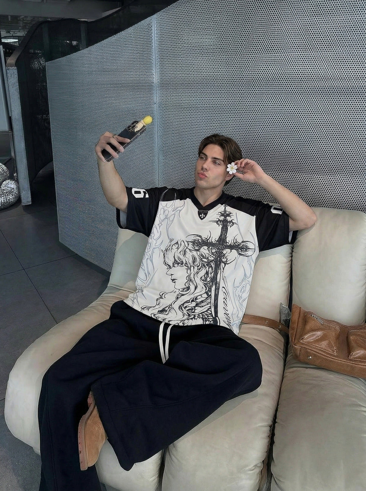 DAXUEN Oversized short-sleeved graphic T-shirt — model photo