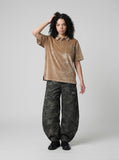DAXUEN Loose-fitting short-sleeved polo shirt in velvet — model photo
