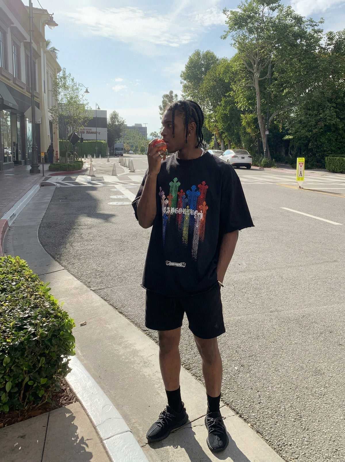 DAXUEN Oversized short-sleeved T-shirt with vibrant graphic print — model photo