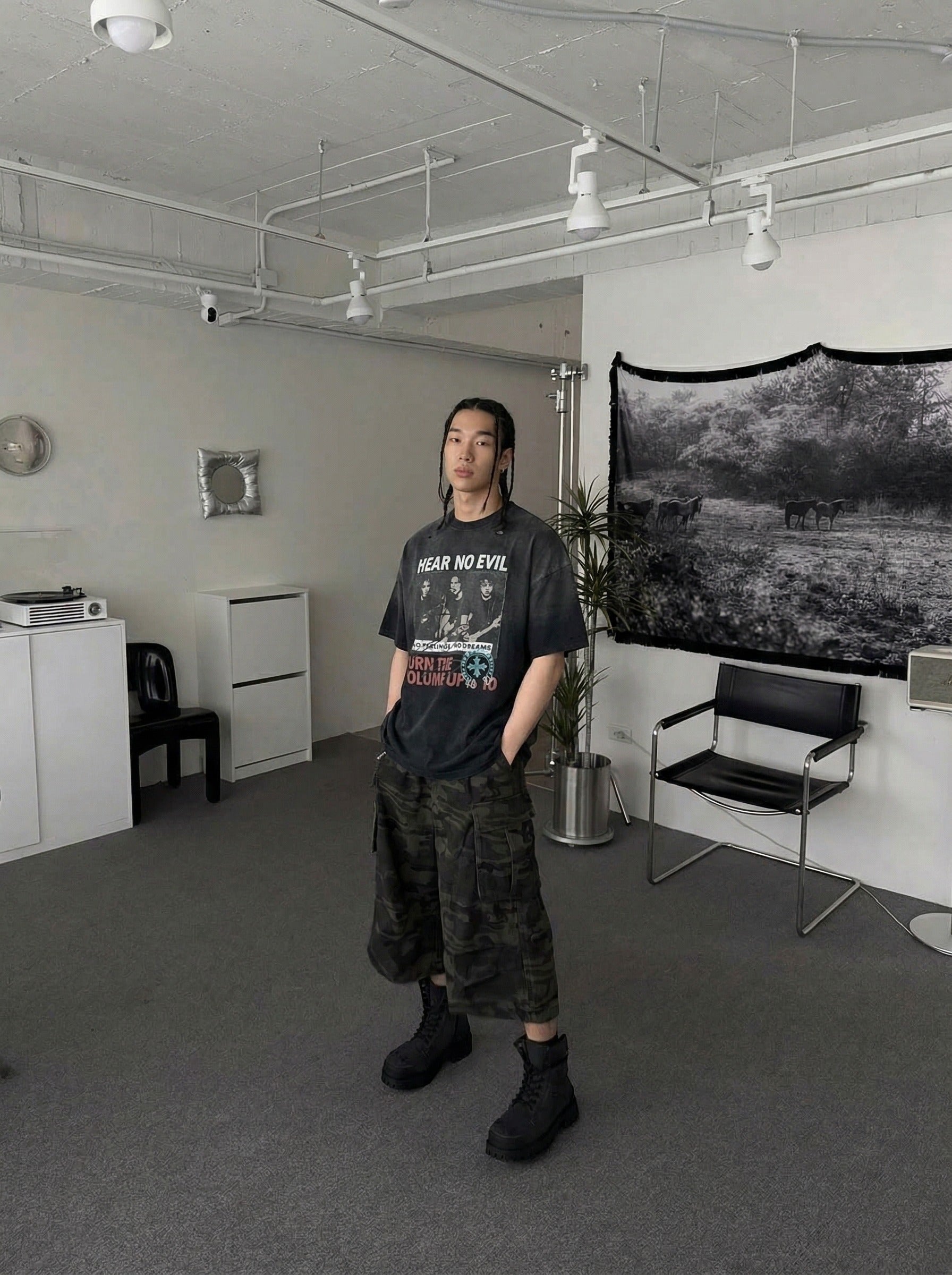 DAXUEN Oversized short-sleeve t-shirt with band graphic — model photo