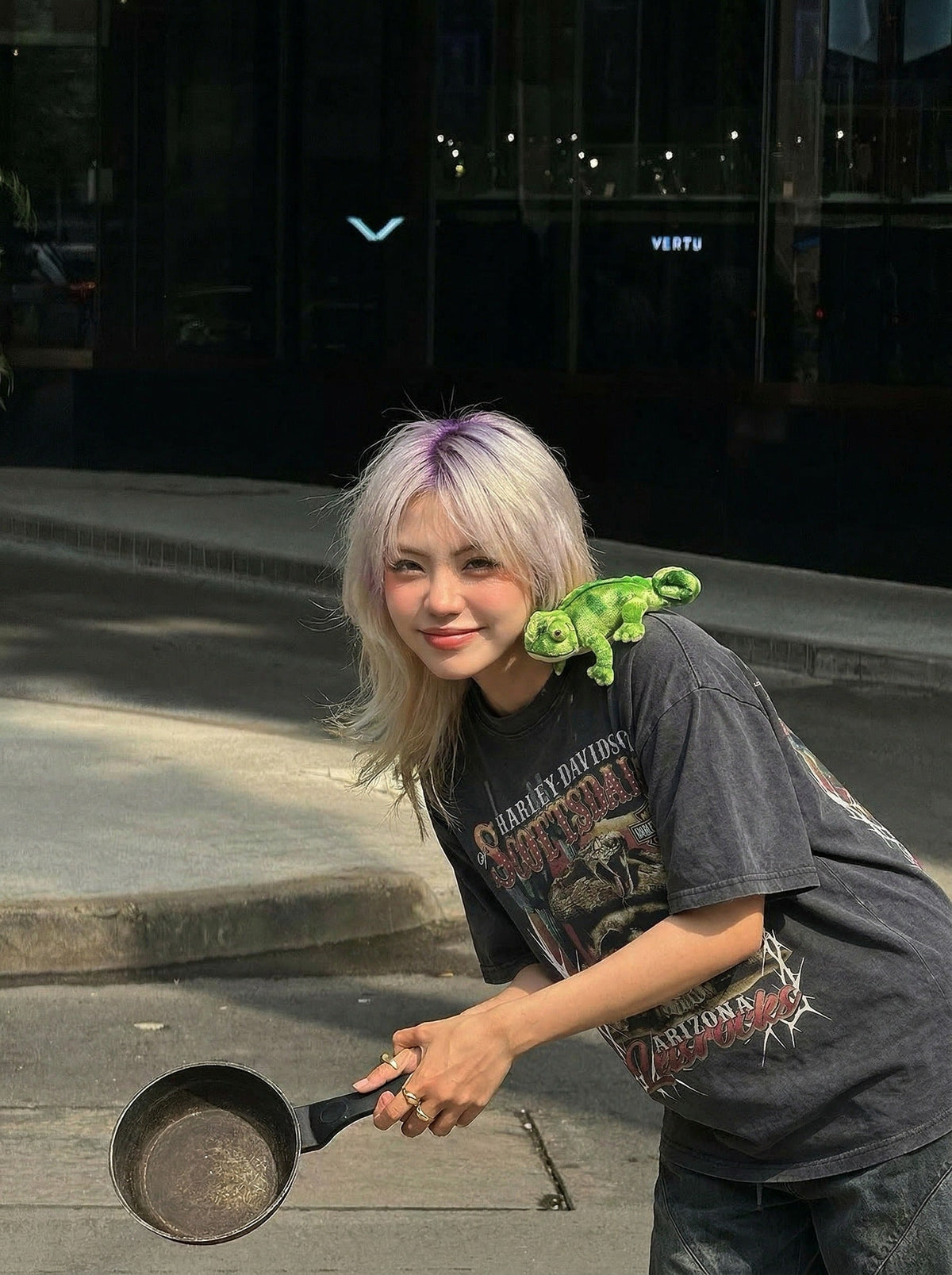 DAXUEN Oversized vintage graphic t-shirt with snake and skull design — model photo