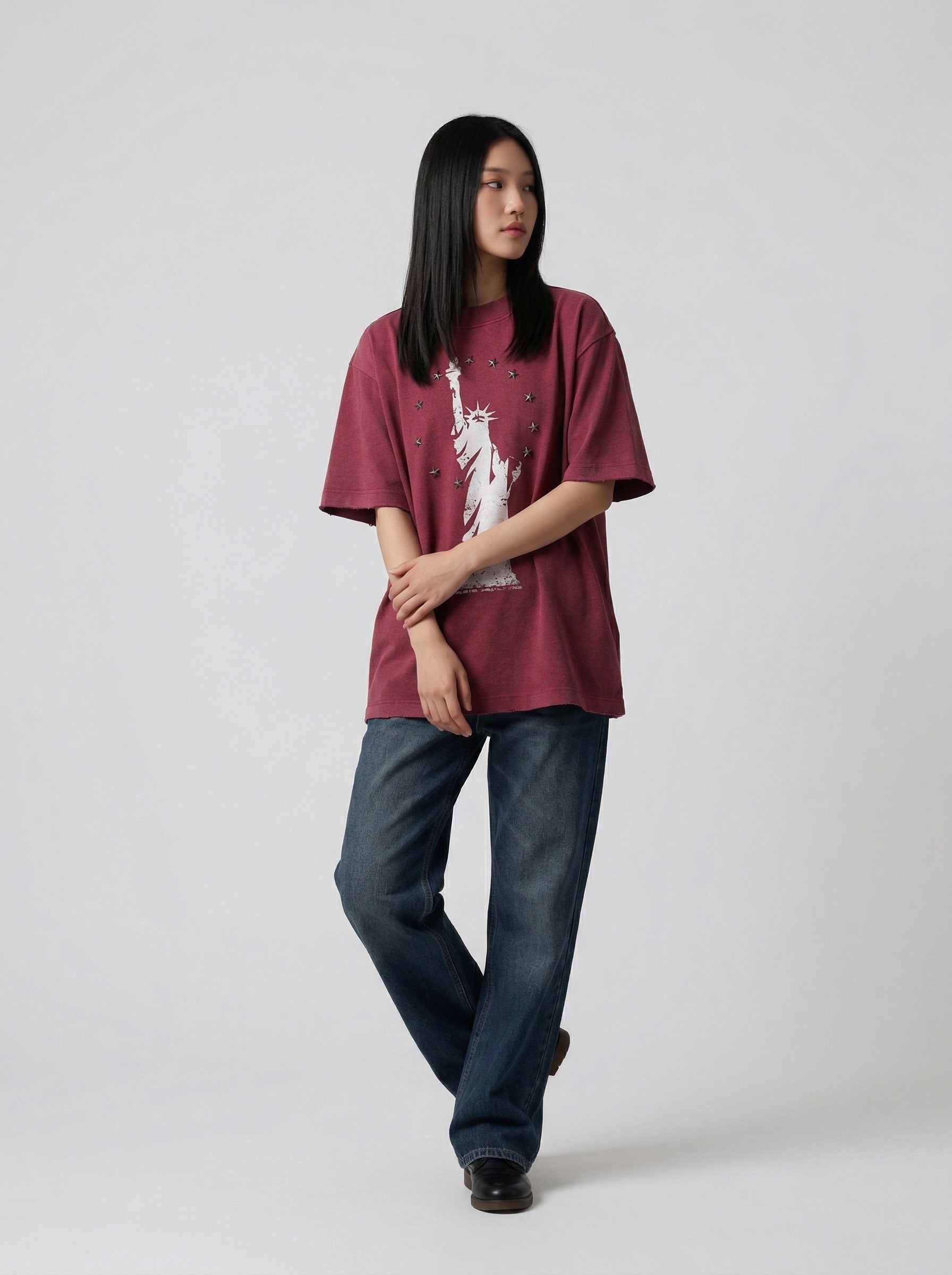 DAXUEN Oversized short-sleeved T-shirt with Statue of Liberty graphic — model photo