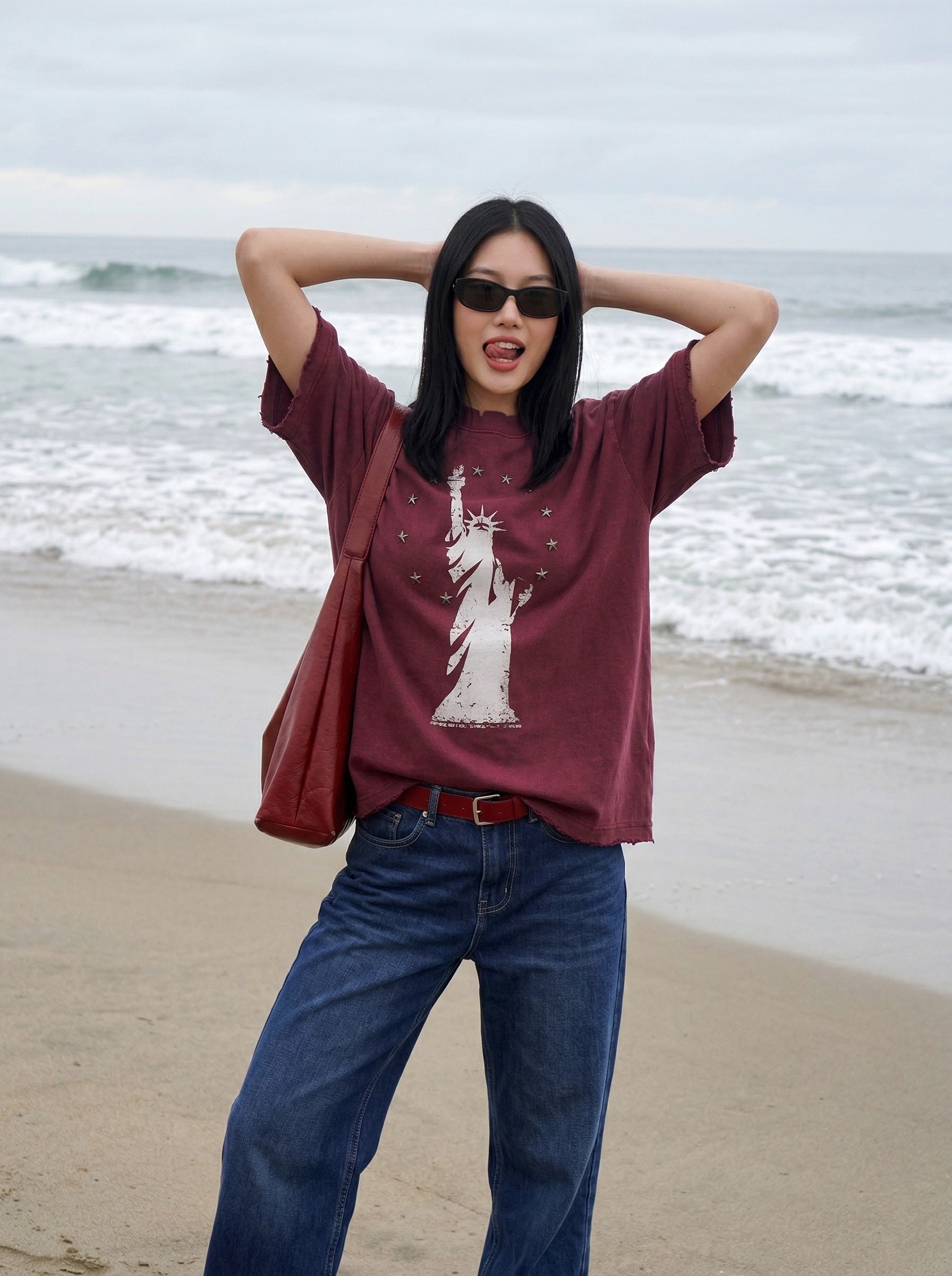 DAXUEN Oversized short-sleeved T-shirt with Statue of Liberty graphic — model photo