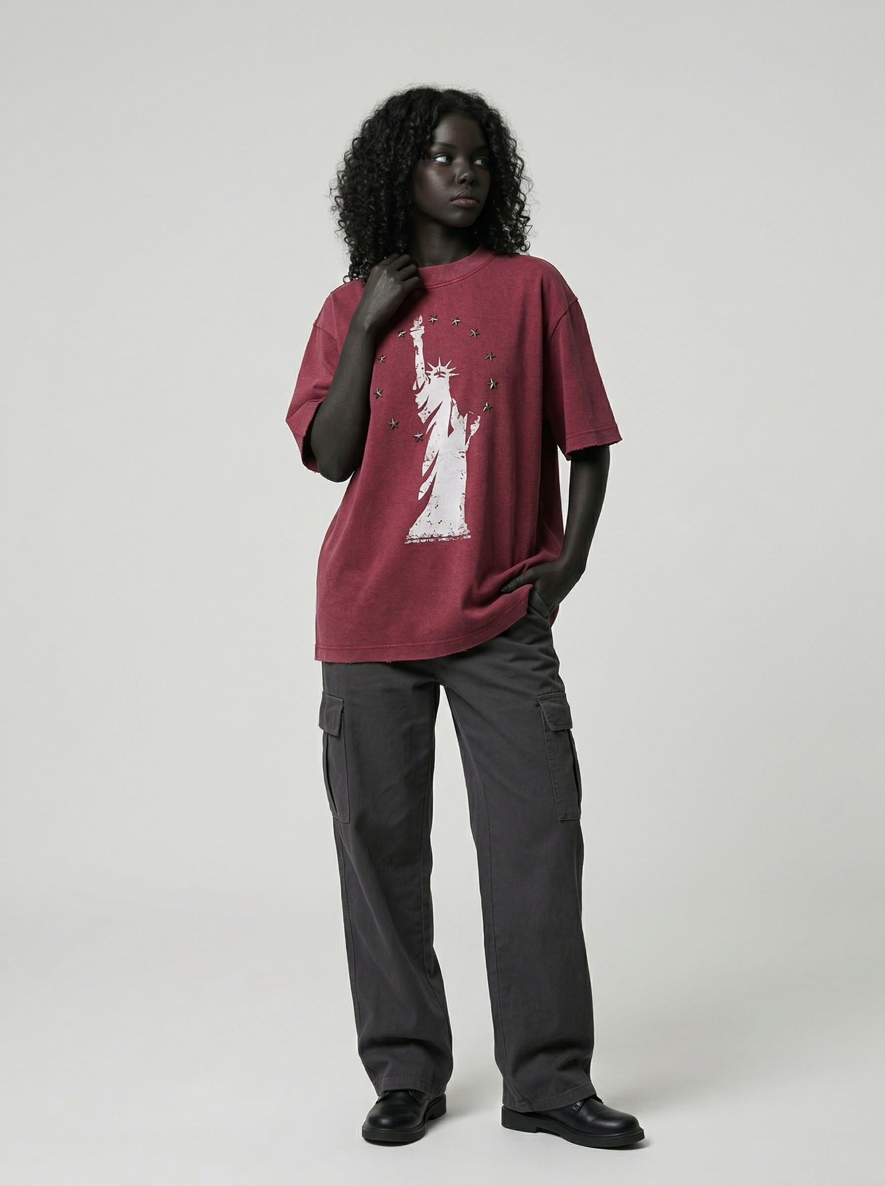 DAXUEN Oversized short-sleeved T-shirt with Statue of Liberty graphic — model photo