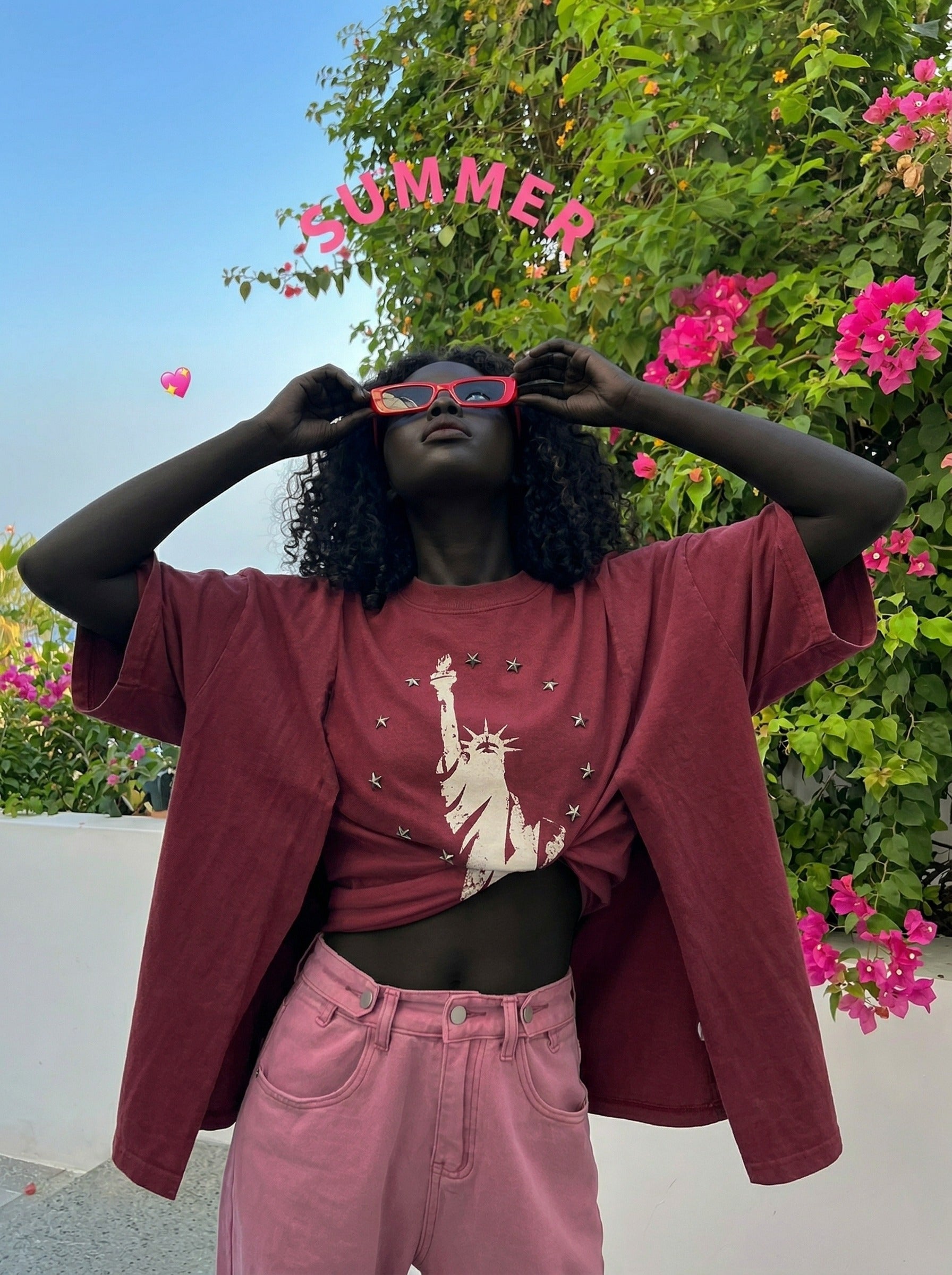 DAXUEN Oversized short-sleeved T-shirt with Statue of Liberty graphic — model photo