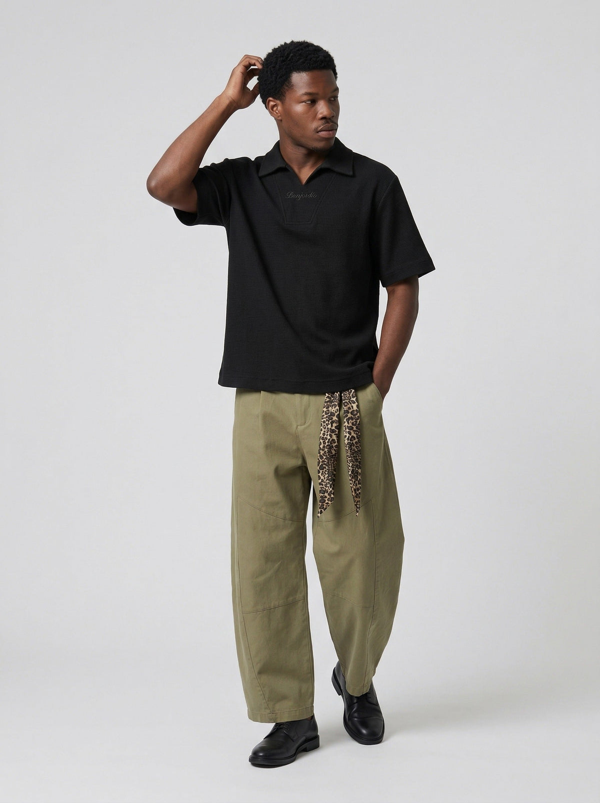 DAXUEN Waffle knit short sleeve polo shirt in brown and black — model photo