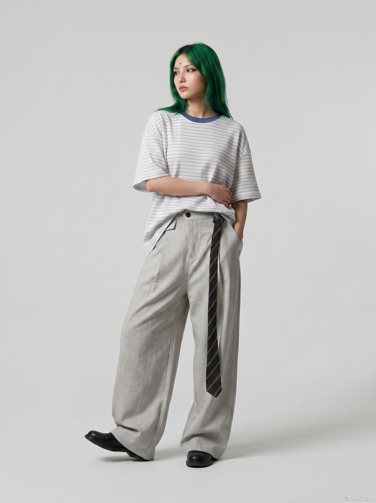 DAXUEN Oversized striped short-sleeved t-shirt — model photo