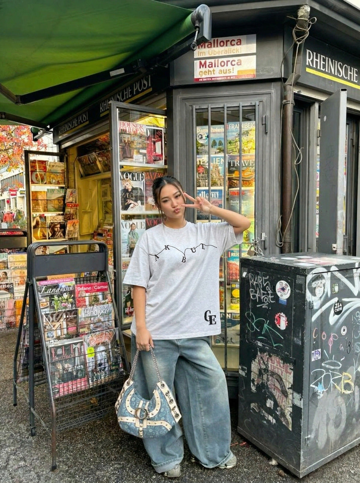 DAXUEN Oversized short-sleeve crew neck T-shirt with graphic — model photo
