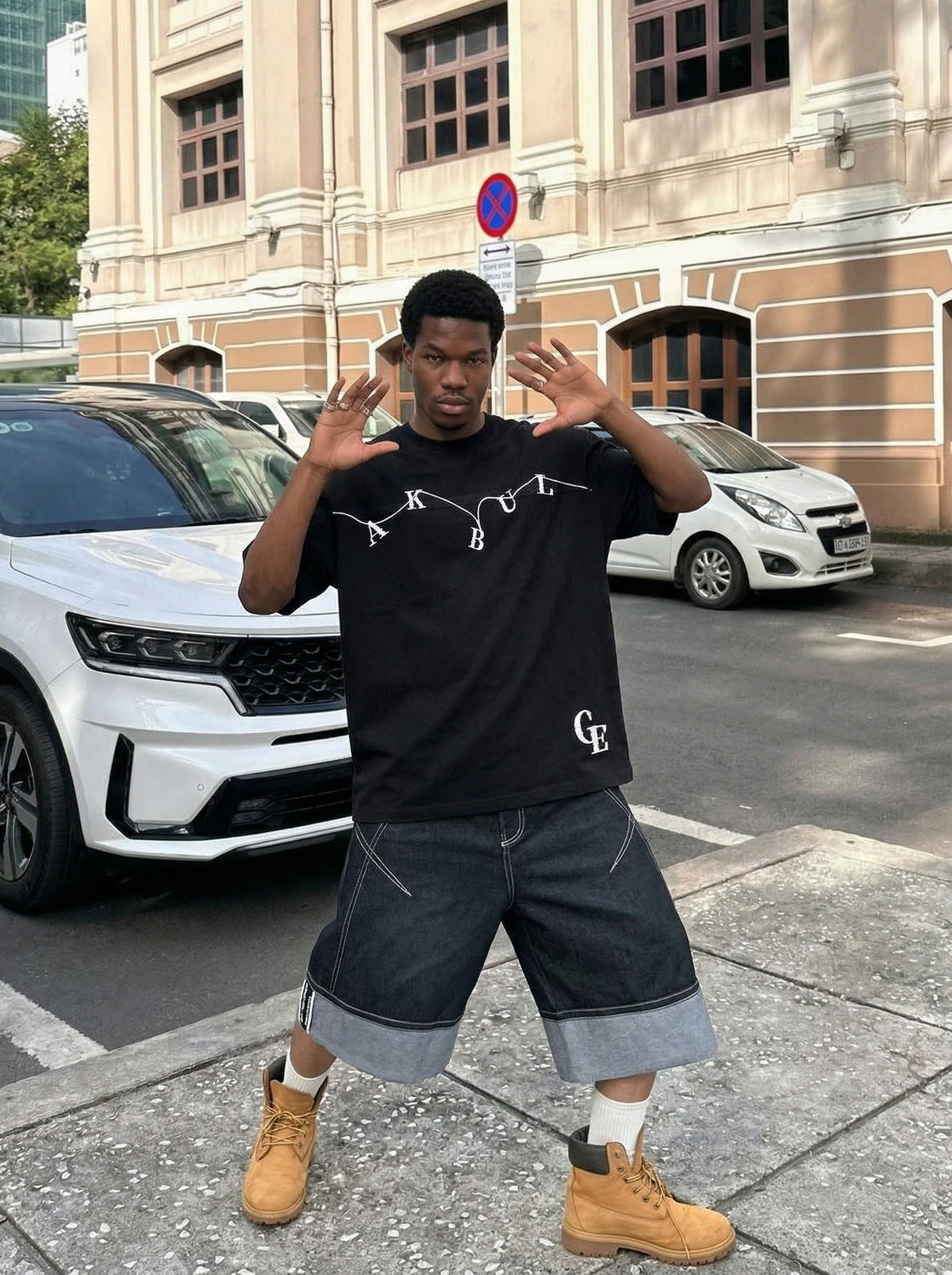 DAXUEN Oversized short-sleeve crew neck T-shirt with graphic — model photo