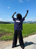 DAXUEN navy blue oversized wavy wordmark graphic T-shirt — model photo