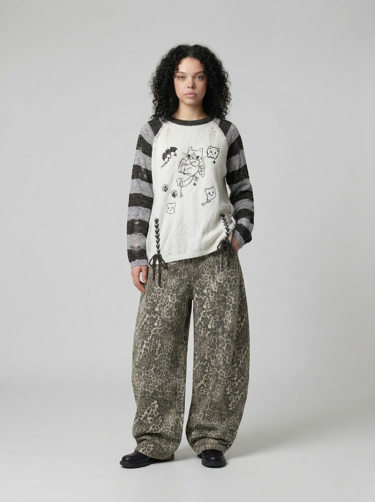 DAXUEN Long-sleeved knitted sweater with cat graphic — model photo