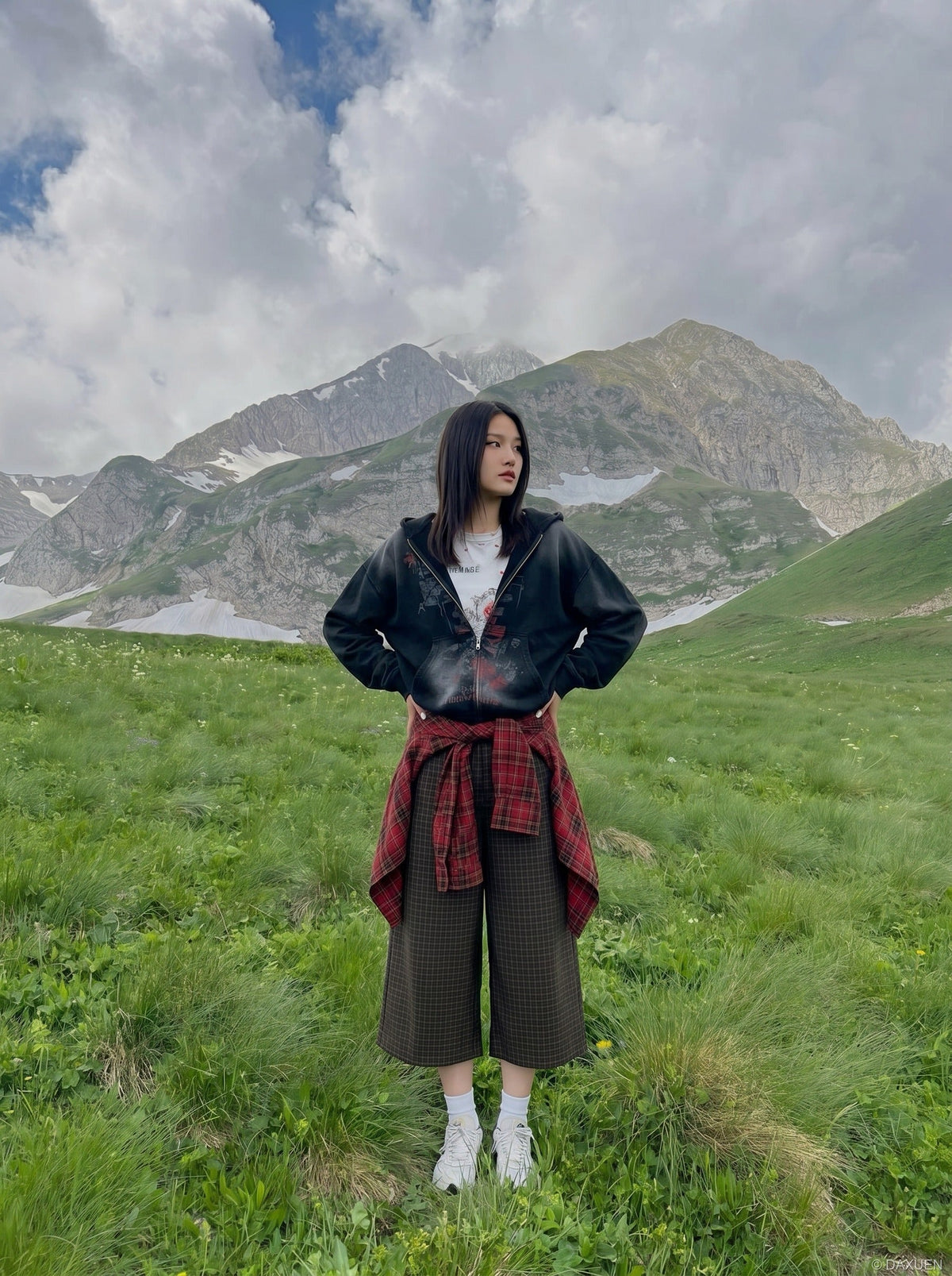 DAXUEN Unisex wide-leg cropped plaid pants — model photo