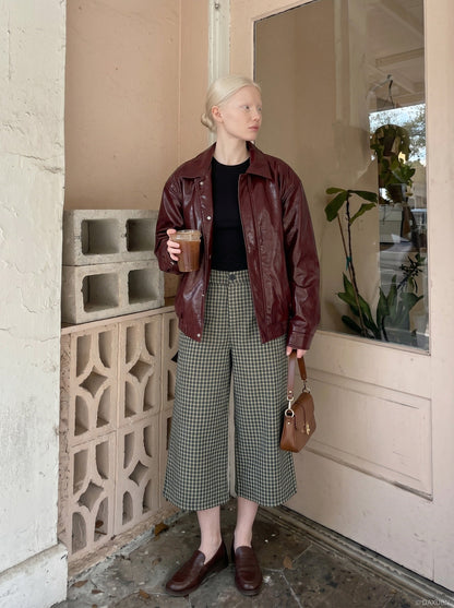 DAXUEN Unisex wide-leg cropped plaid pants — model photo