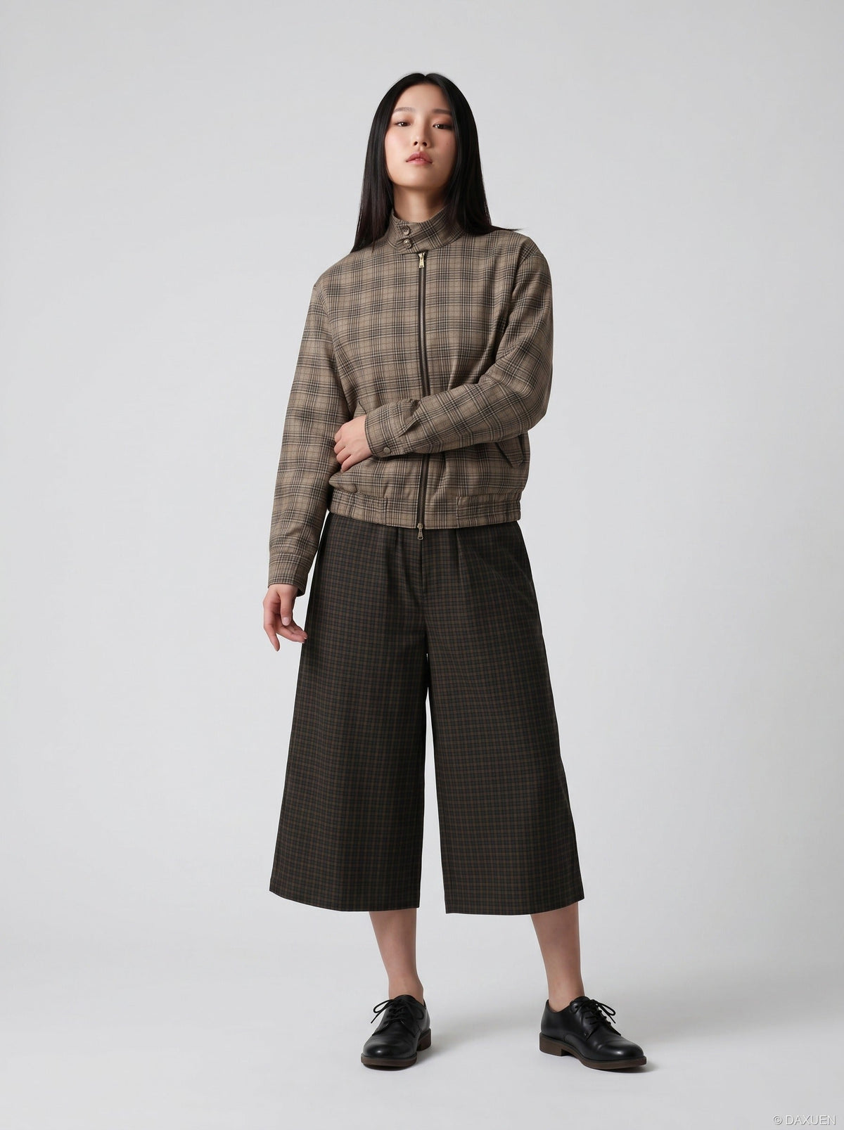 DAXUEN Unisex wide-leg cropped plaid pants — model photo