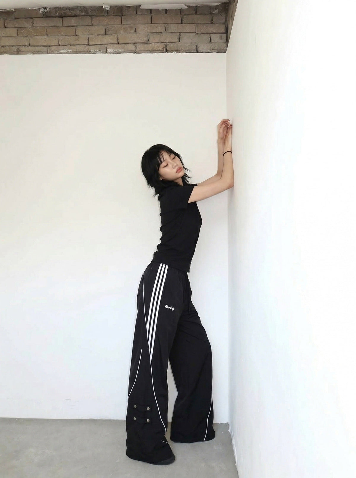 DAXUEN Wide-leg track pants in solid colors — model photo