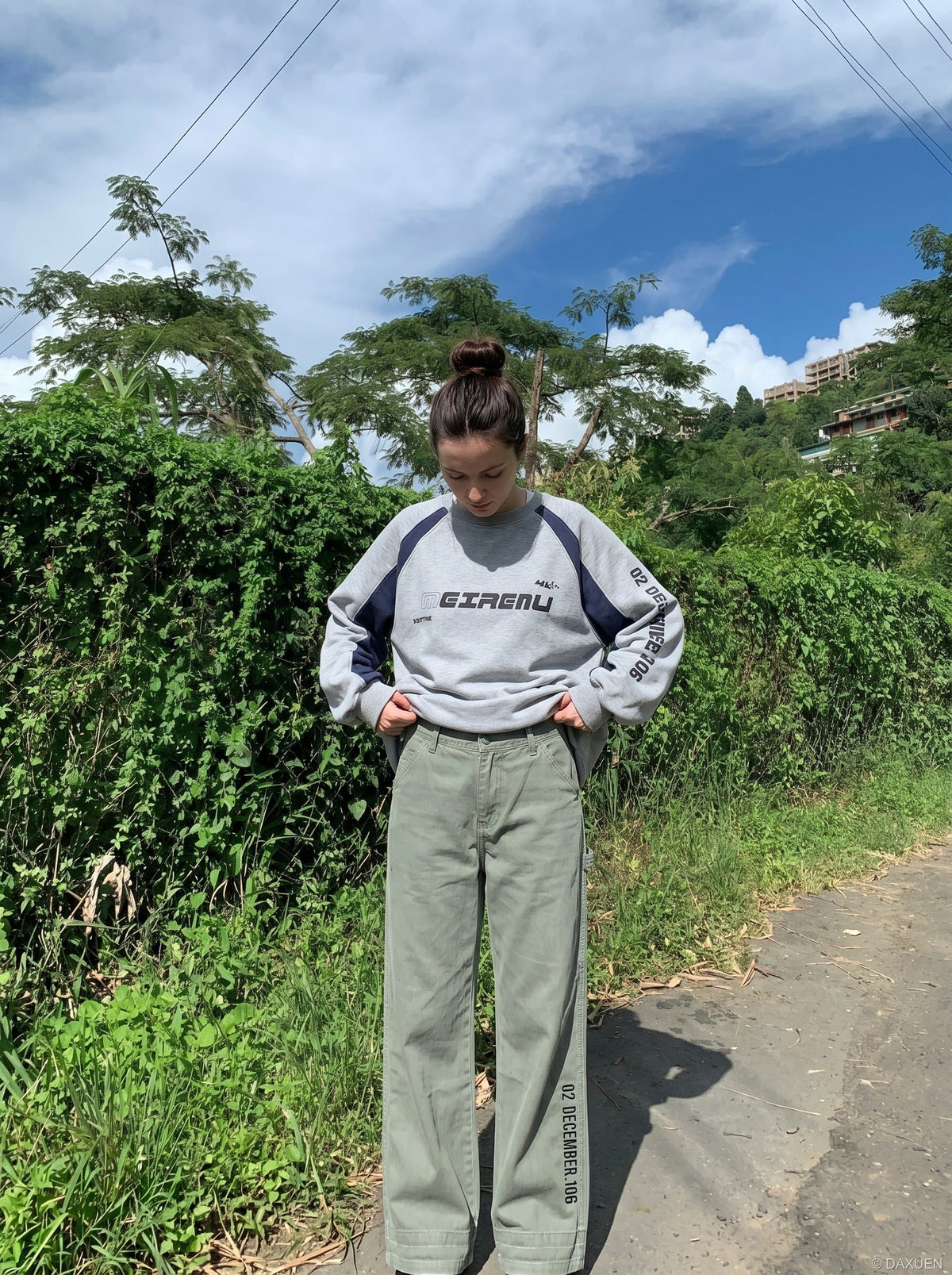 DAXUEN Loose-fitting wide-leg trousers in khaki and sage green — model photo