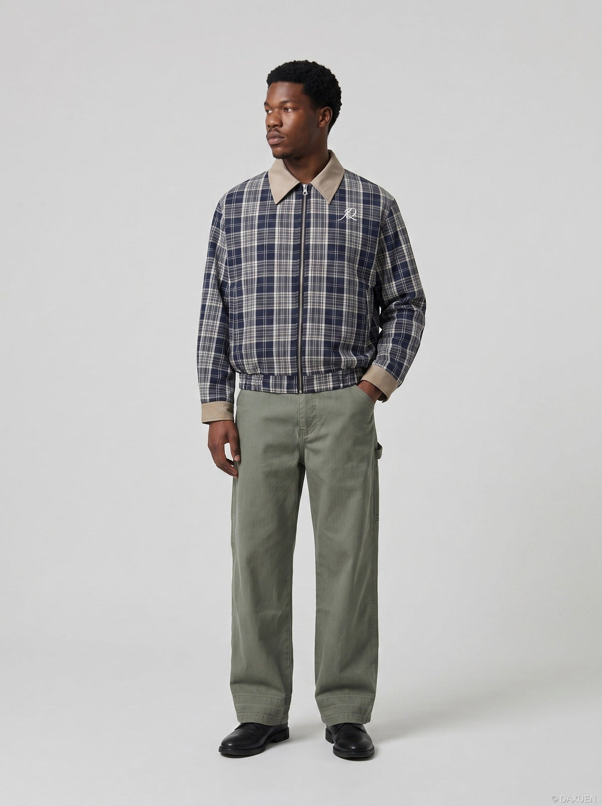 DAXUEN Loose-fitting wide-leg trousers in khaki and sage green — model photo