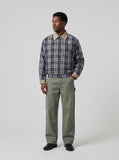 DAXUEN Loose-fitting wide-leg trousers in khaki and sage green — model photo