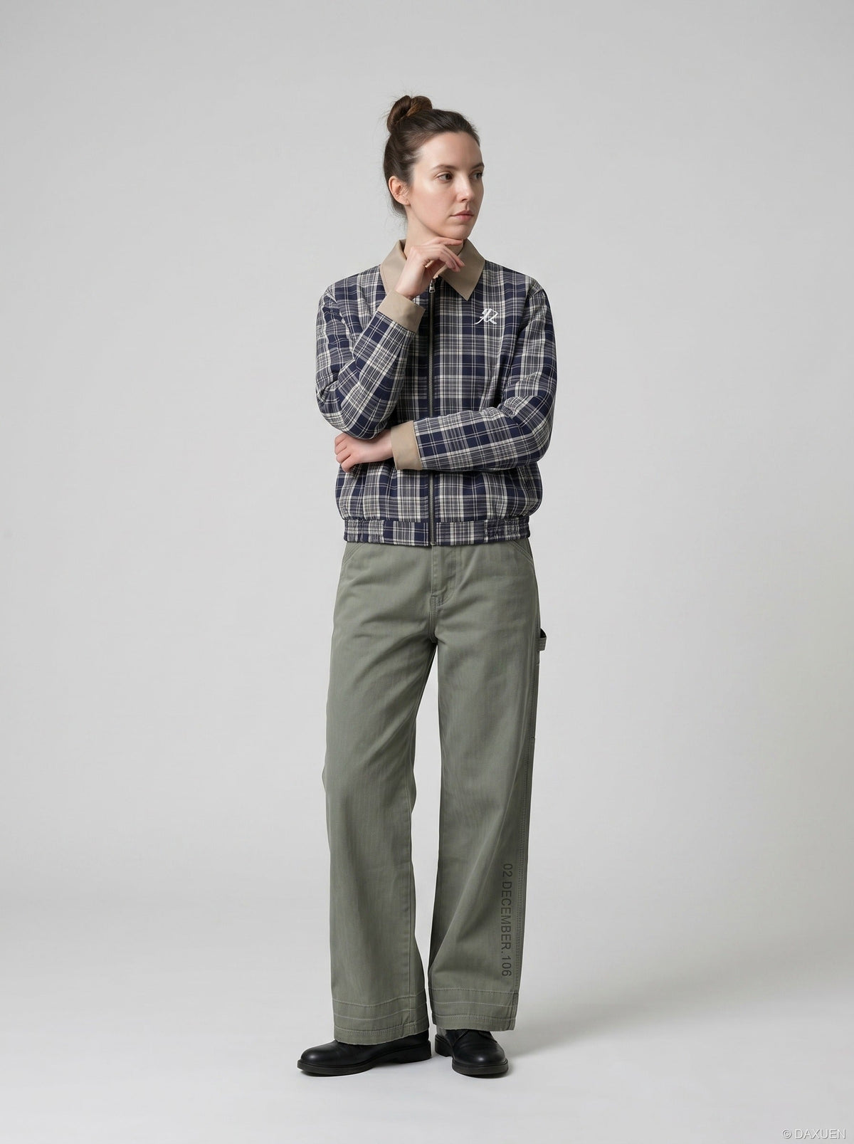 DAXUEN Loose-fitting wide-leg trousers in khaki and sage green — model photo