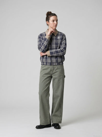 DAXUEN Loose-fitting wide-leg trousers in khaki and sage green — model photo