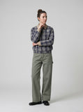 DAXUEN Loose-fitting wide-leg trousers in khaki and sage green — model photo
