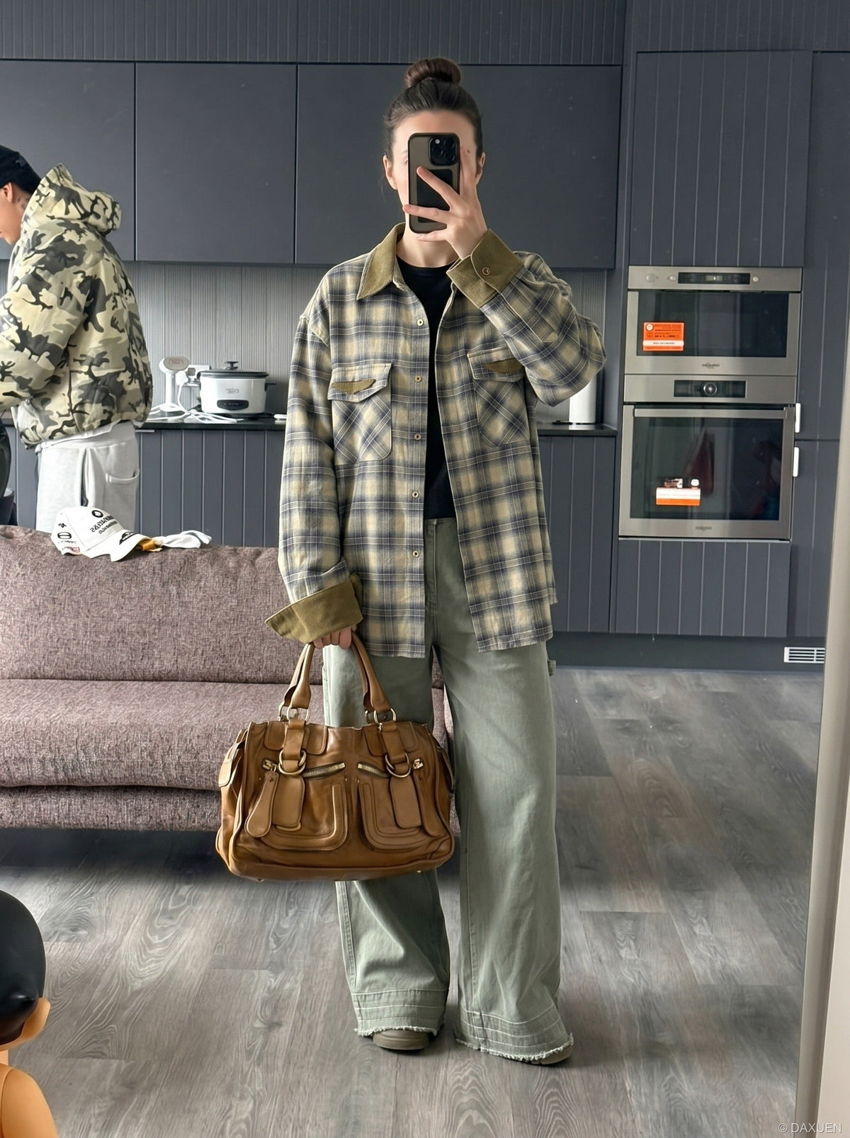 DAXUEN Loose-fitting wide-leg trousers in khaki and sage green — model photo
