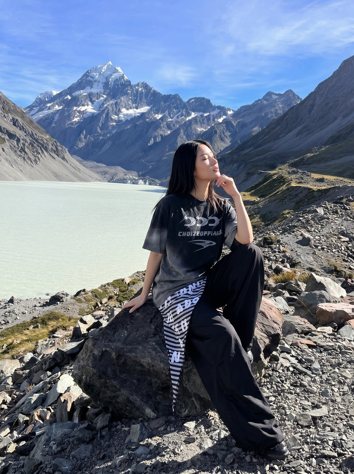 DAXUEN Oversized crew neck t-shirt with wing graphics — model photo