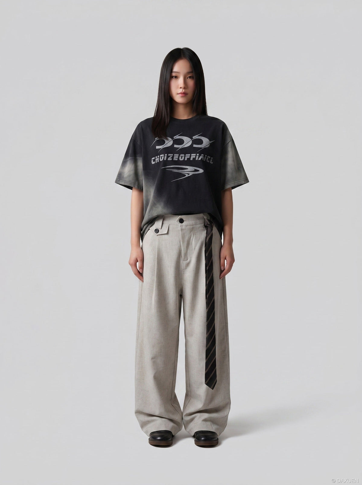 DAXUEN Oversized crew neck t-shirt with wing graphics — model photo