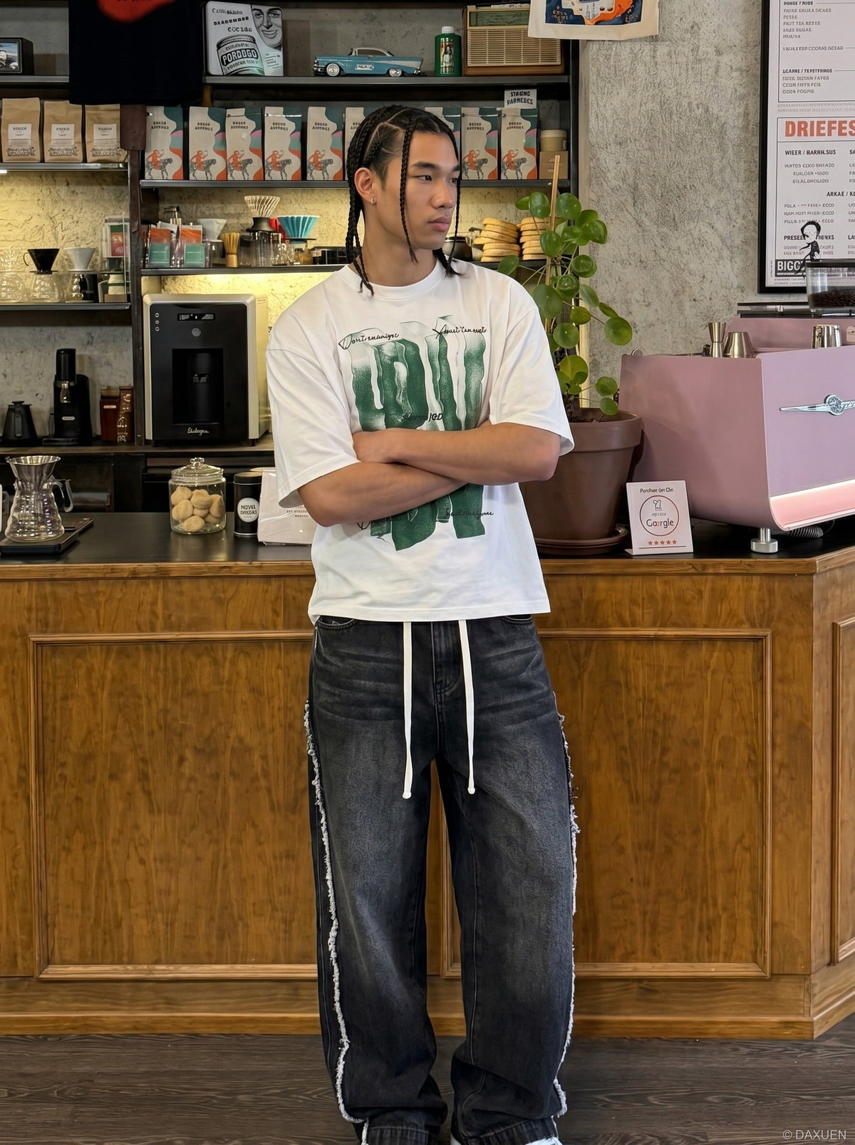 DAXUEN Loose-fitting crew neck t-shirt with graphic — model photo