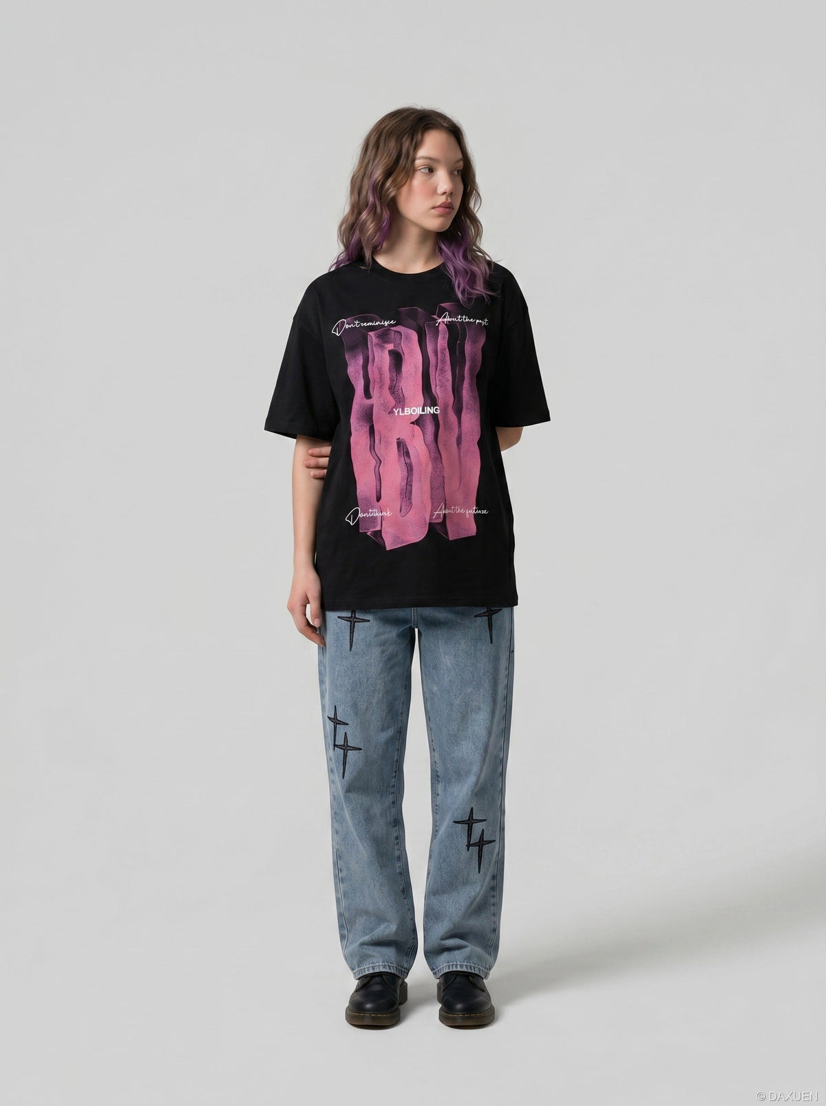 DAXUEN Loose-fitting crew neck t-shirt with graphic — model photo